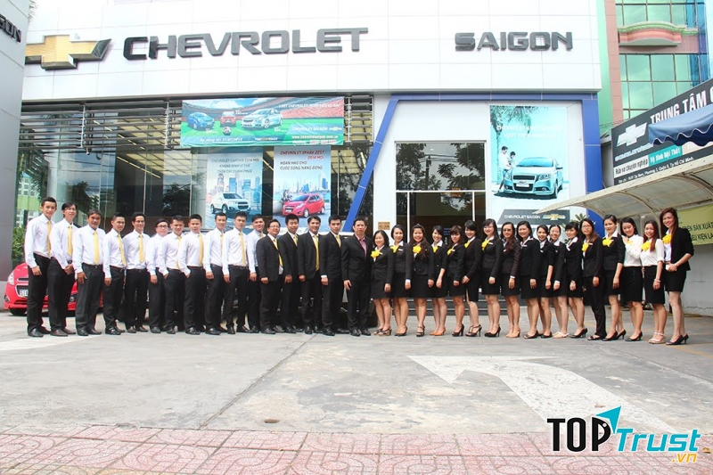 Đội ngũ nhân viên được đào tạo chuyên nghiệp nhằm giúp khách hàng luôn luôn thoải mái nhất khi tới showroom.