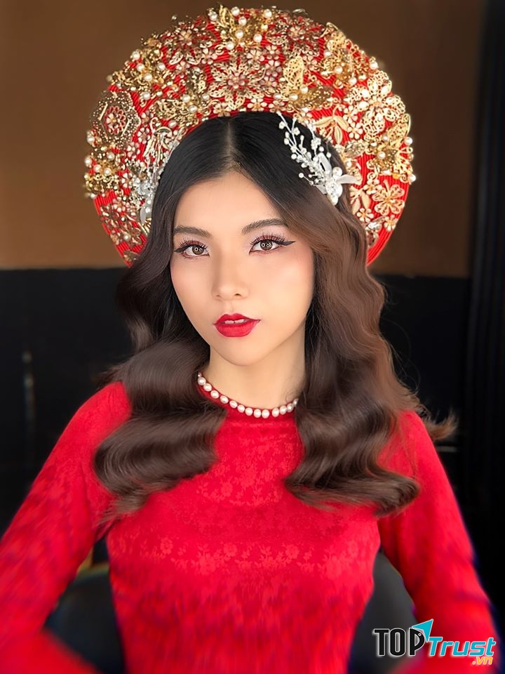 Chi Chan Makeup Store.
