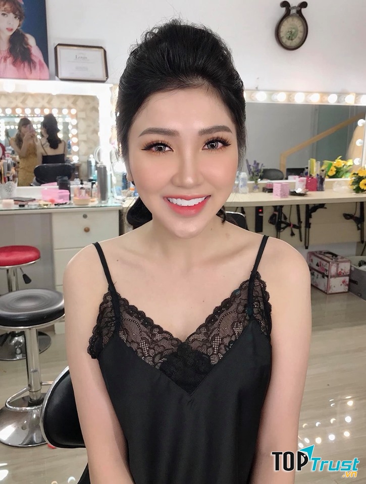 Chi Đinh Makeup Artist