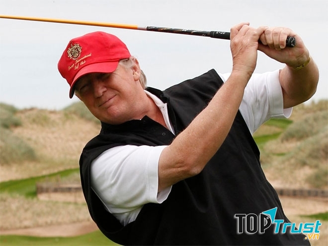 Tỷ phú bất động sản Donald Trump rất thích được khen khi đánh golf