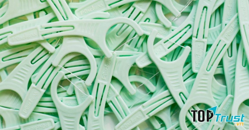 Sản phẩm Plackers Micro Mint  là sự kết hợp giữa chỉ tơ nha khoa và tăm xỉa răng, một đầu dùng như tăm chỉ nha khoa, một đầu dùng như tăm xỉa răng với chất liệu bằng nhựa mềm.