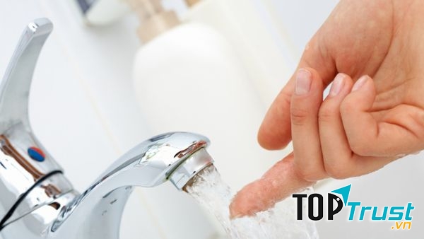 Chỉ rửa tay bằng nước không thể loại bỏ được hết vi khuẩn