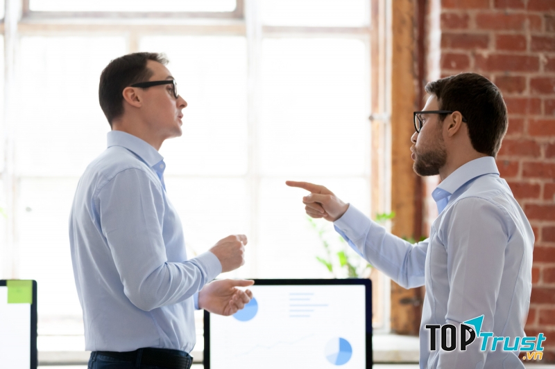 Chỉ tay vao người khác là một hành động nên tránh