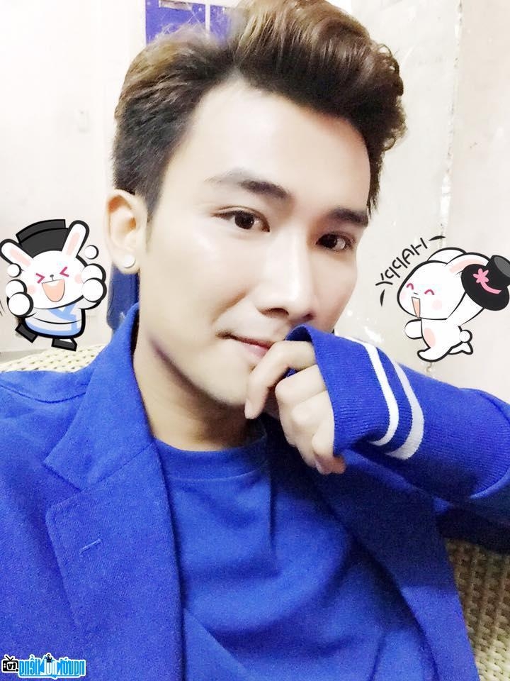 Chí Thiện được mệnh danh chàng soái ca ngôn tình thời hiện đại nhờ vẻ ngoài khôi ngô