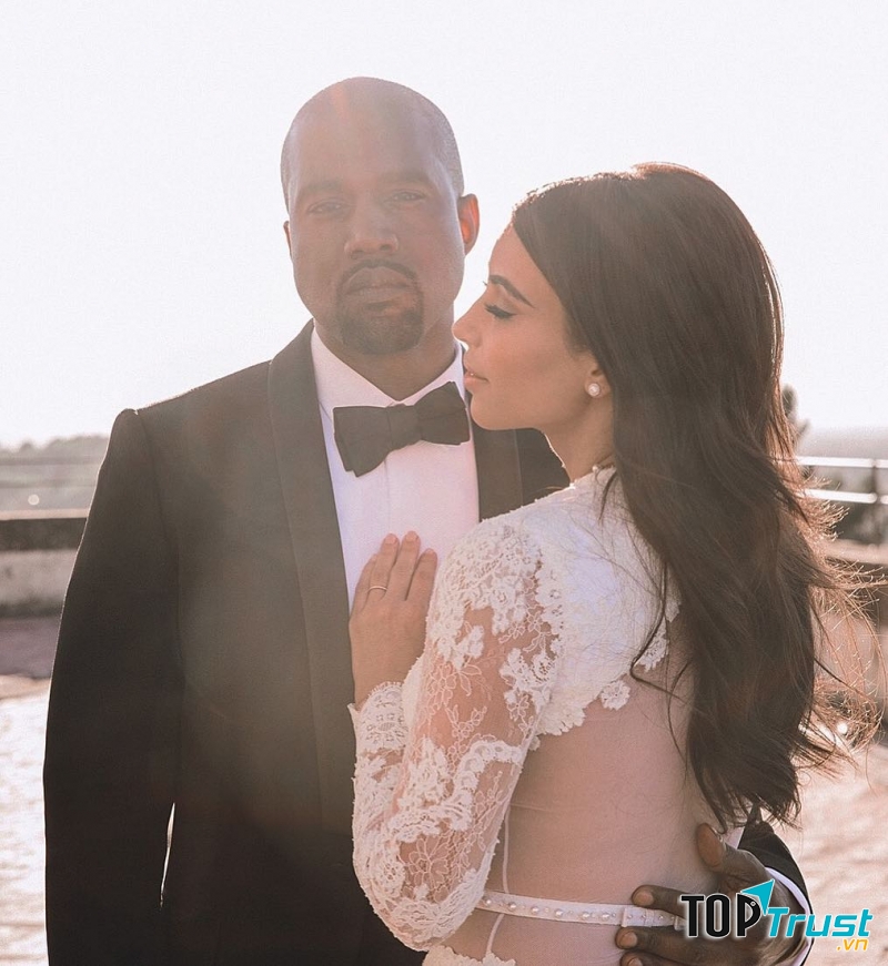 Chỉ trích và hạ thấp giá trị của cô ấy