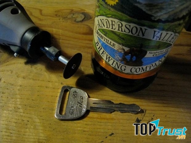 Dùng chìa khóa mở nắp chai bia
