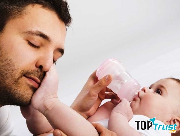 Măm măm sữa nhé nhóc, để mẹ nghỉ ngơi.