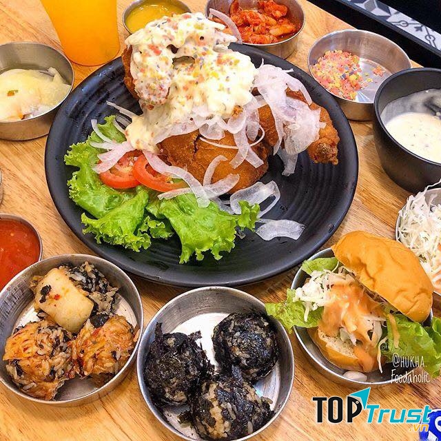 Chicken Plus chuyên các món gà được tẩm ướp với công thức độc quyền và chế biến bằng công nghệ hiện đại