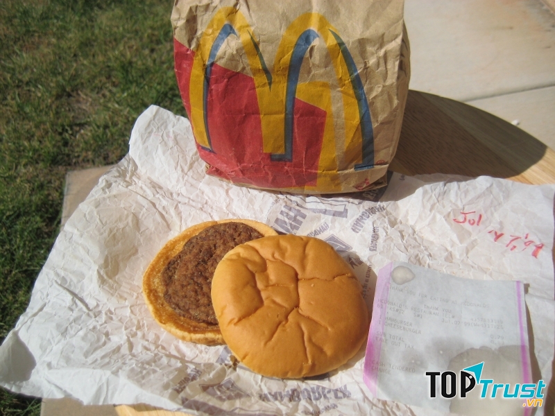 Chiếc bánh Hamburger lâu đời nhất được mua bởi David Whipple