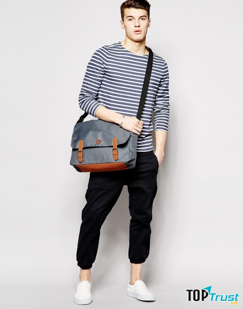 Những chiếc túi cầm tay nhanh chóng chiếm được lòng ưu ái của các chàng trai