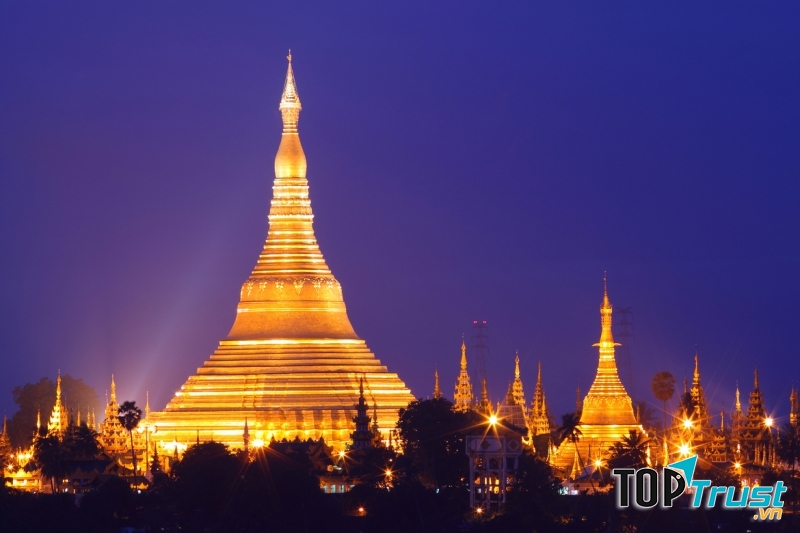Quang cảnh về đêm tại Chùa Vàng