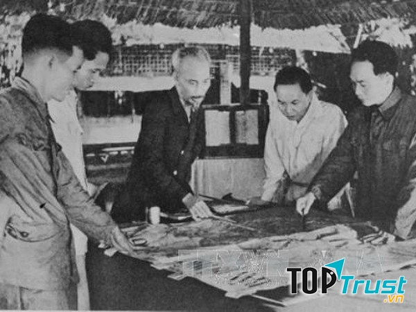 Tháng 12/1953, Trung ương Đảng và Chủ tịch Hồ Chí Minh quyết định mở màn trận chiến lược với quyết tâm tiêu diệt tập đoàn cứ điểm của Pháp tại Điện Biên Phủ.