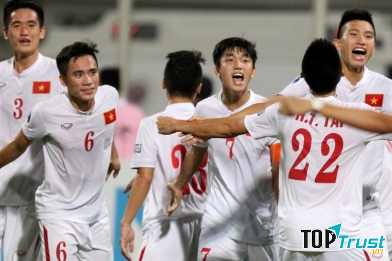 Các cầu thủ U19 Việt Nam ăn mừng chiến thắng