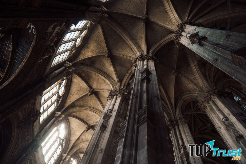 Khu vực bên trong Nhà thờ Đức Bà Paris