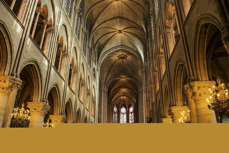 Khu thờ nguyện bên trong Nhà thờ Đức Bà Paris