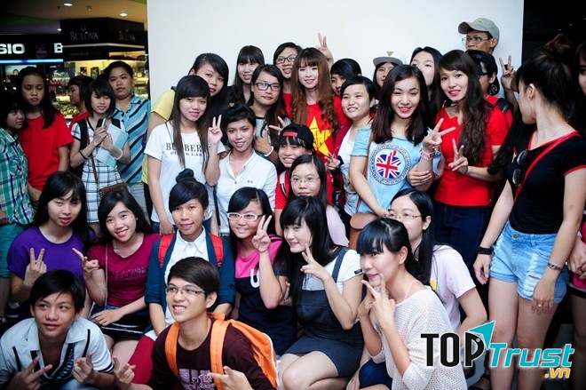 Chiều fan hết mình