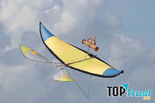 Tiếng sáo diều vi vu trầm bổng.