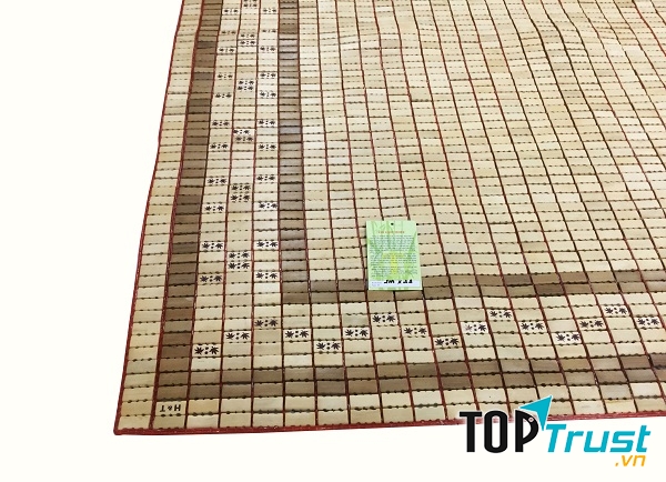 Chiếu Hương Trúc hầu hết tất cả các công đoạn đều làm thủ công, được sản xuất tại Lạng Sơn – Việt Nam. Tre trúc đạt độ tuổi nên hạt rất chắc, không vỡ, cước xâu bằng tay nên không bị đứt. Khi cầm chiếu lên khách hàng sẽ có cảm giác rất chắc tay.