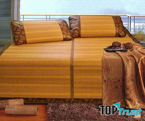 Dòng sản phẩm chiếu trúc tăm rồng có mẫu mã đẹp, mặt trúc bóng mịn và được tết chắc chắn, được trang trí bằng họa tiết trang nhã.