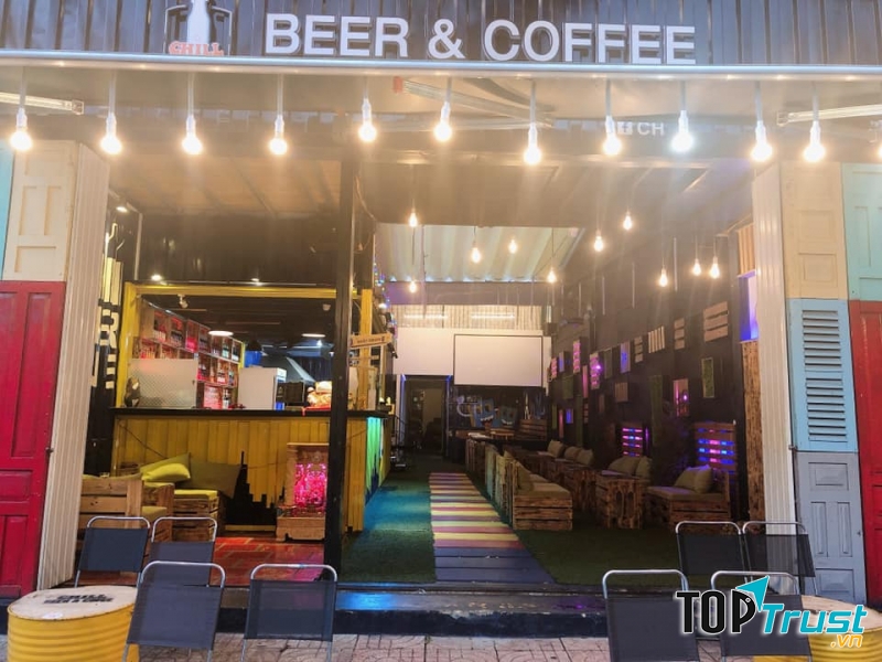 Khách hàng chính của quán là các bạn trẻ, vì thế Chill luôn toát ra một năng lượng rất tươi mới và nhộn nhịp.