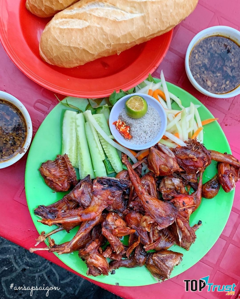 Thịt cút được ướp thấm đều sau đó chiên lên. Khi thưởng thức bạn sẽ cảm nhận rõ độ hoà quyện của gia vị và thịt.