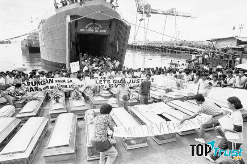 Thi thể các nạn nhân trong vụ chìm phà MV Dona Paz được khâm niệm và đưa vào đất liền