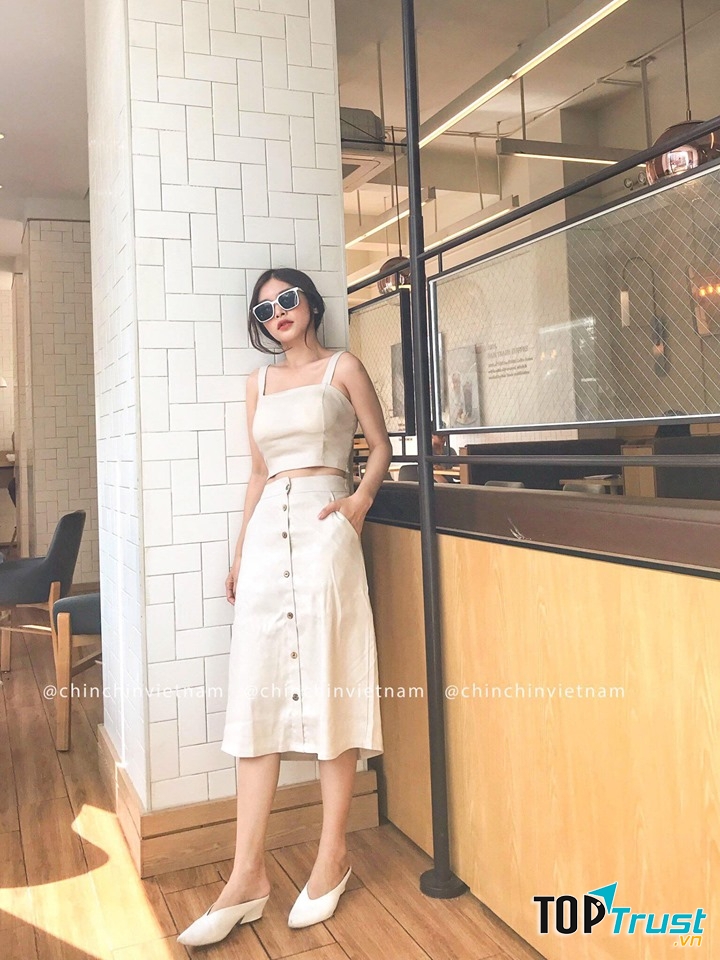 Set croptop chân váy nút gỗ tại Chin Chin Cần Thơ