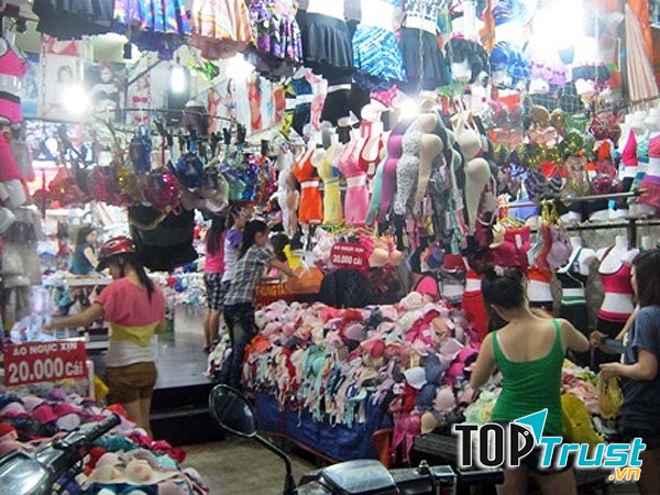 Chợ An Đông nổi tiếng là nơi có nguồn hàng đa dạng, phong phú