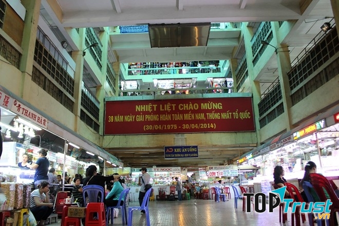 Không gian rộng rãi bên trong chợ