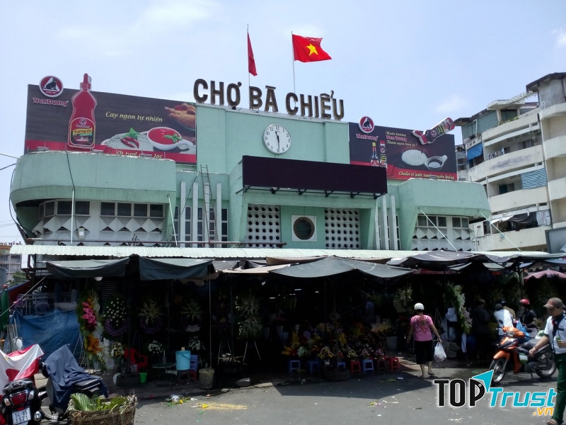 Mặt hàng cực kì đa dạng. Đặc biệt đồ si tại chợ Bà Chiểu đa phần đều là đồ hiệu.