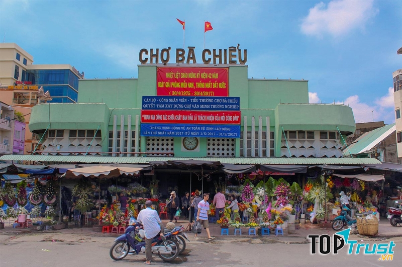 Chợ Bà Chiểu được biết đến là một trong những ngôi chợ bán lẻ quần áo lớn và lâu đời nhất TP.HCM.