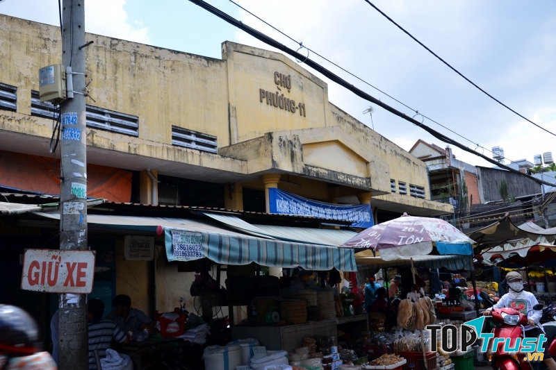 Cổng chợ Bà Hoa