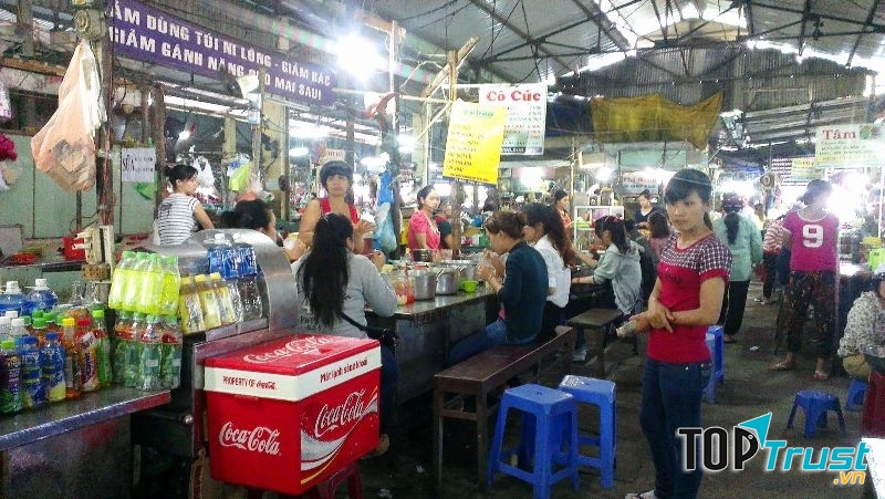 Không gian bên trong chợ