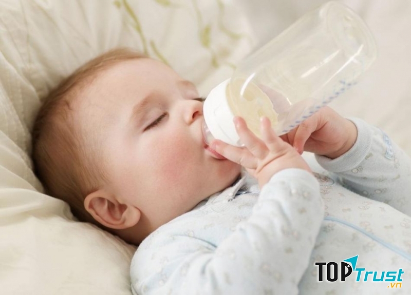 Cho bé uống thêm nước để chữa nấc cụt.
