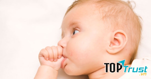 Cho bé chạm vào mọi thứ có thể