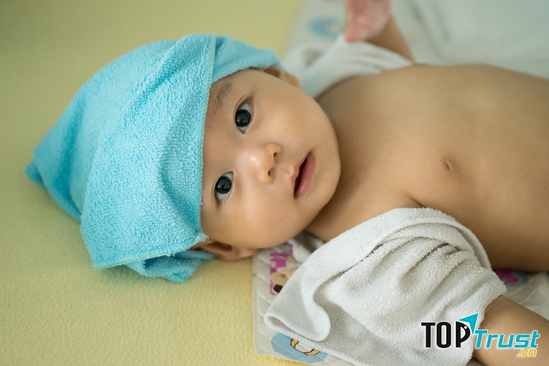 Mặc quần áo thoáng rộng cho bé