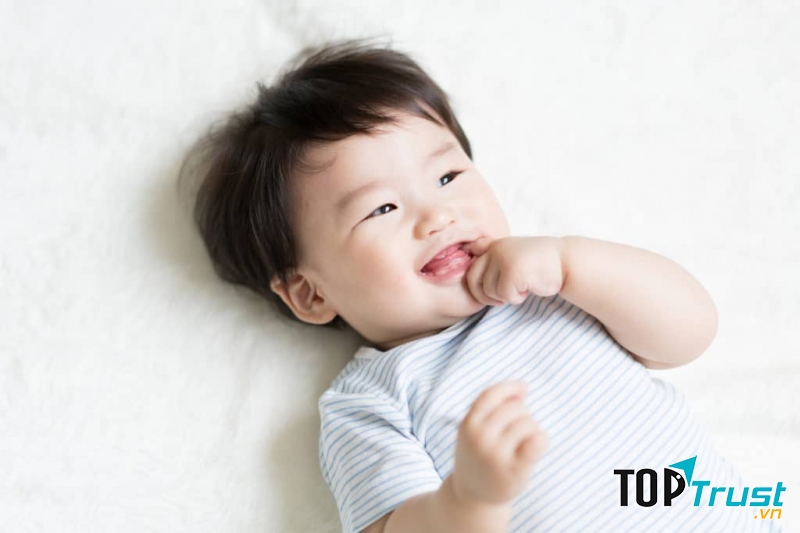 Cho bé mút tay cũng là một cách giúp bé quên đi việc mình vừa khóc