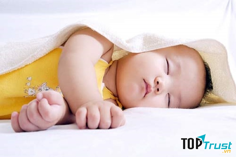 Thời gian ngủ trưa thích hợp là 11h, ngủ tối thích hợp cho bé là 20h