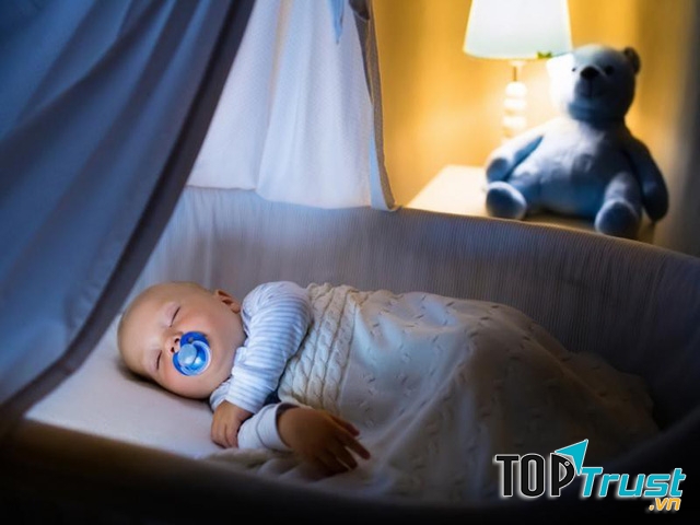 Cho bé ngủ đêm thay vì ngủ ngày