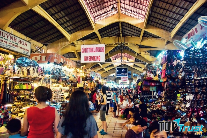Một góc chợ tấp nập bên trong chợ Bến Thành