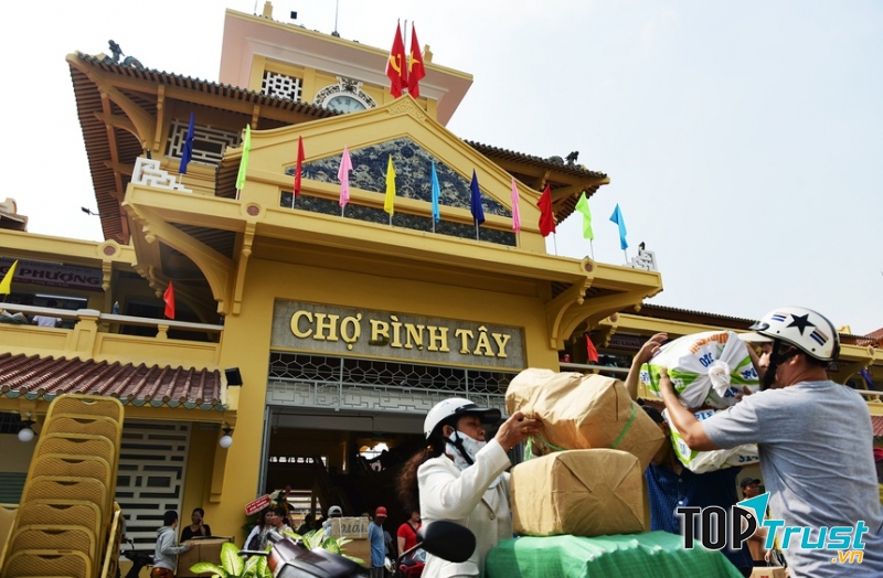 Môt khu chợ với lối kiên trúc đạo đáo với hình bát quái và 12 cổng. Mang đậm phong cách Á Đông chính là chợ Bình Tây.