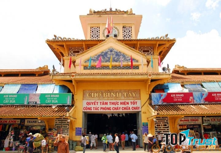 Cổng chợ Bình Tây với lối kiến trúc đậm chất Á Đông