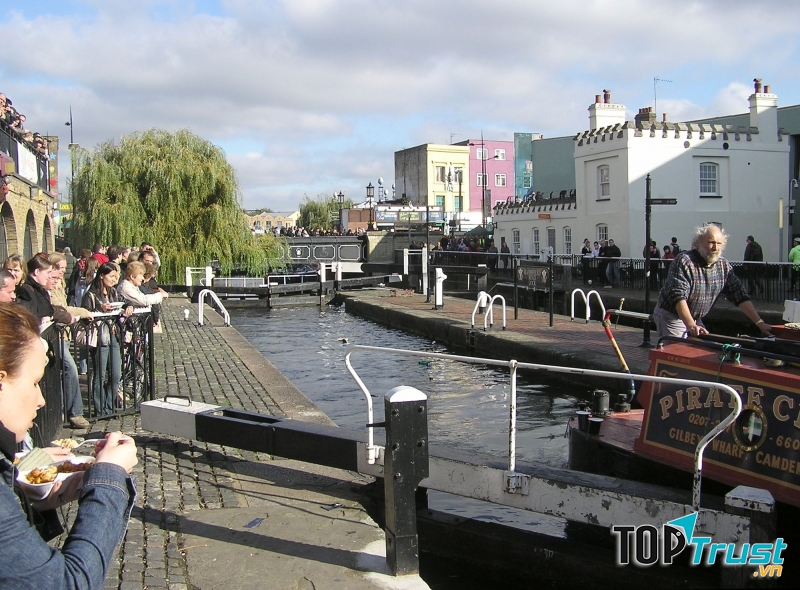 Bờ kênh gần chợ Camden Lock