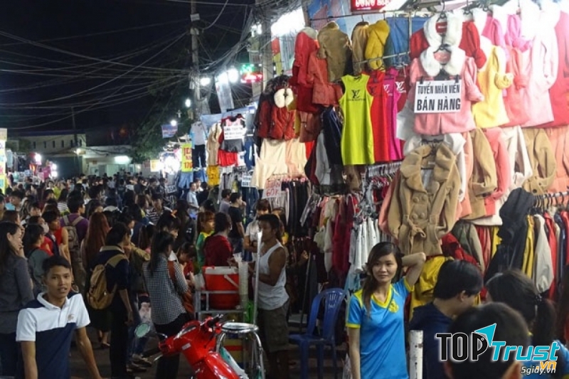 Chợ Cây Gõ bán từ 6 giờ chiều đến sáng sớm hôm sau