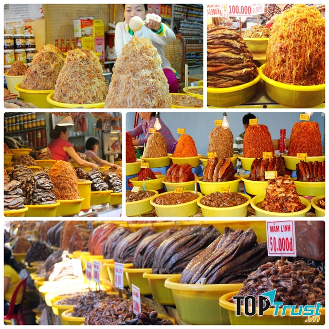 Đi chợ Châu Đốc, đứng cách xa hàng trăm mét, bạn đã ngửi thấy mùi thơm đặc trưng phát ra từ những sạp hàng ở khu chợ mắm.