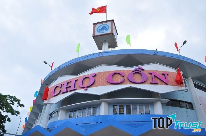 Nhiều loại mặt hàng được bày bán trong khu chợ này