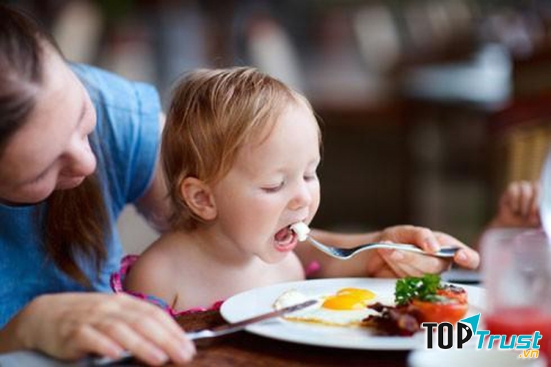 Việc cho con ăn dặm sớm quá hoặc muộn quá sẽ phần nào ảnh hưởng đến thói quen ăn uống của con sau này.