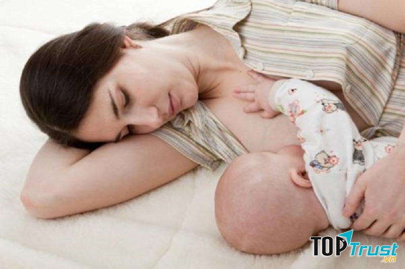 Các mẹ nên cho con bú ngay sau sinh.