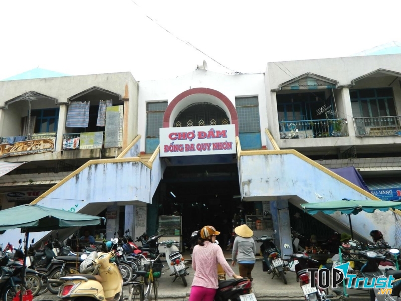 Cổng chính Chợ Đầm