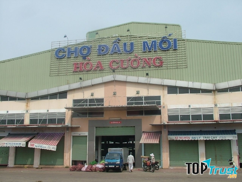 Bên ngoài cổng chợ